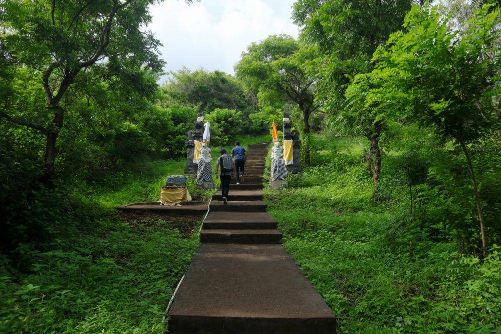Tangga menuju atas bukit (dok.pribadi/Natalia Indah)