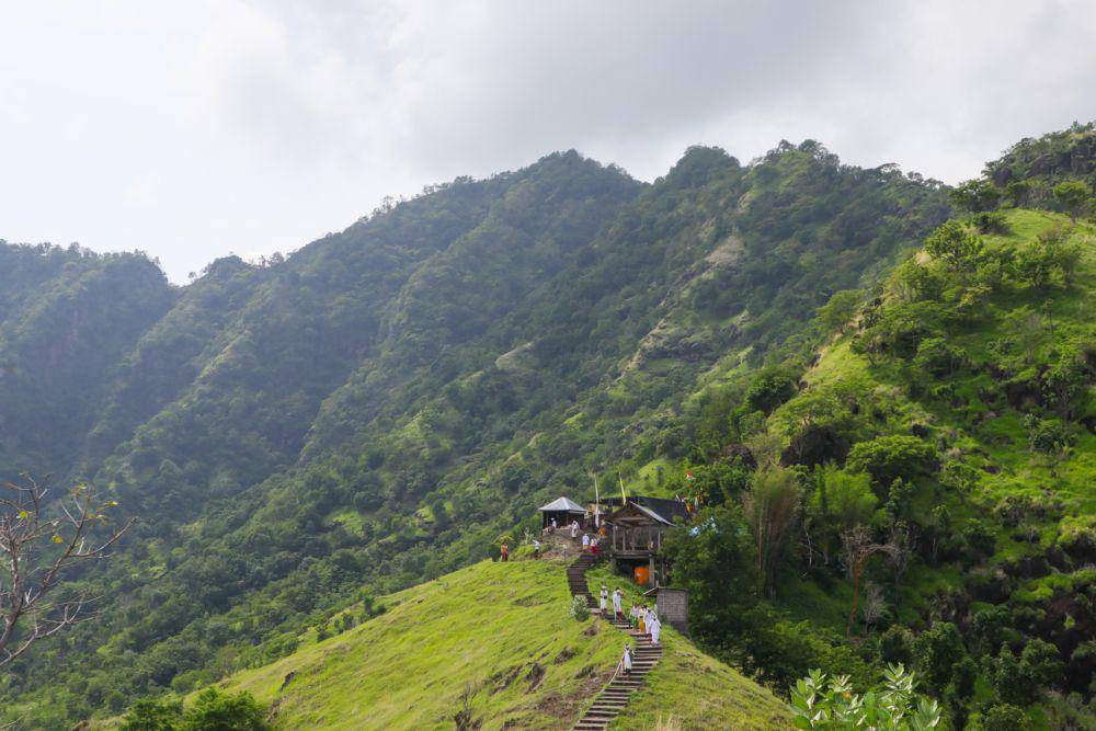 Pura Batu Kursi di sisi lain bukit (dok.pribadi/Natalia Indah)