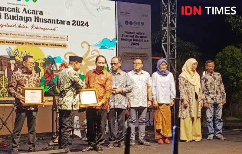 Deputi Warsito serahkan penghargaan pada Muhsin Palinrungi mewakili OIKN (IDN Times/Ervan)