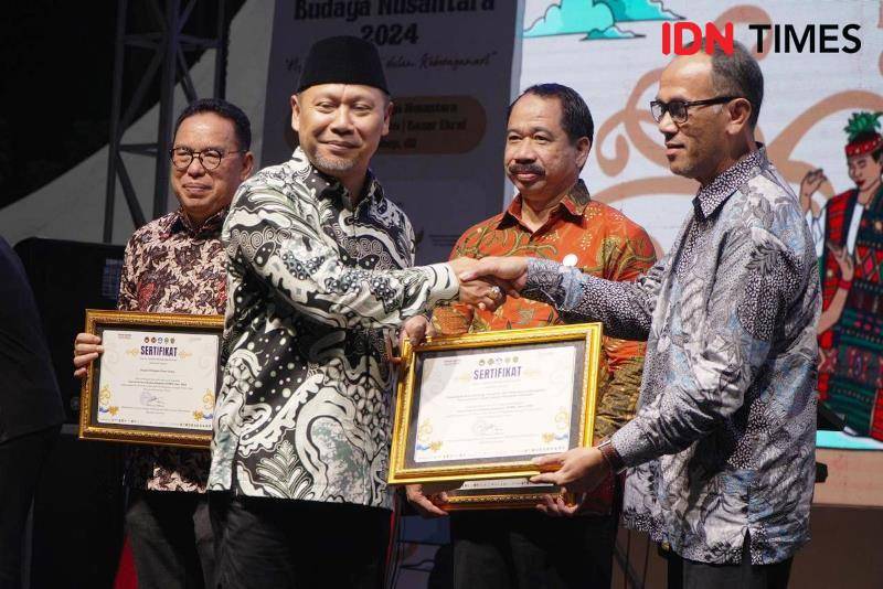 Pengahargaan dari Kemenko PMK dalam Festival Harmoni Budaya Nusantara 2024 di PPU (IDN Times/Ervan)