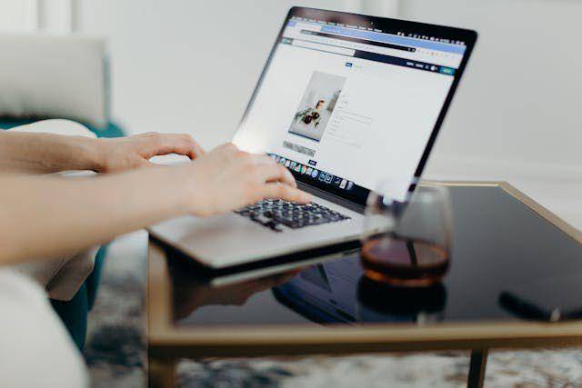 ilustrasi bekerja menggunakan macbook (pexels.com/cottonbro studio)