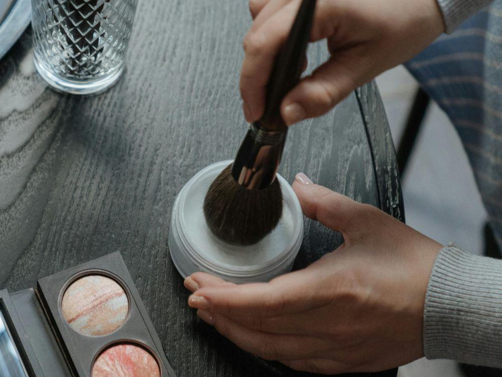 5 Bedak Tabur Translucent Lokal Ampuh Mengatasi Kilau Minyak Di Wajah