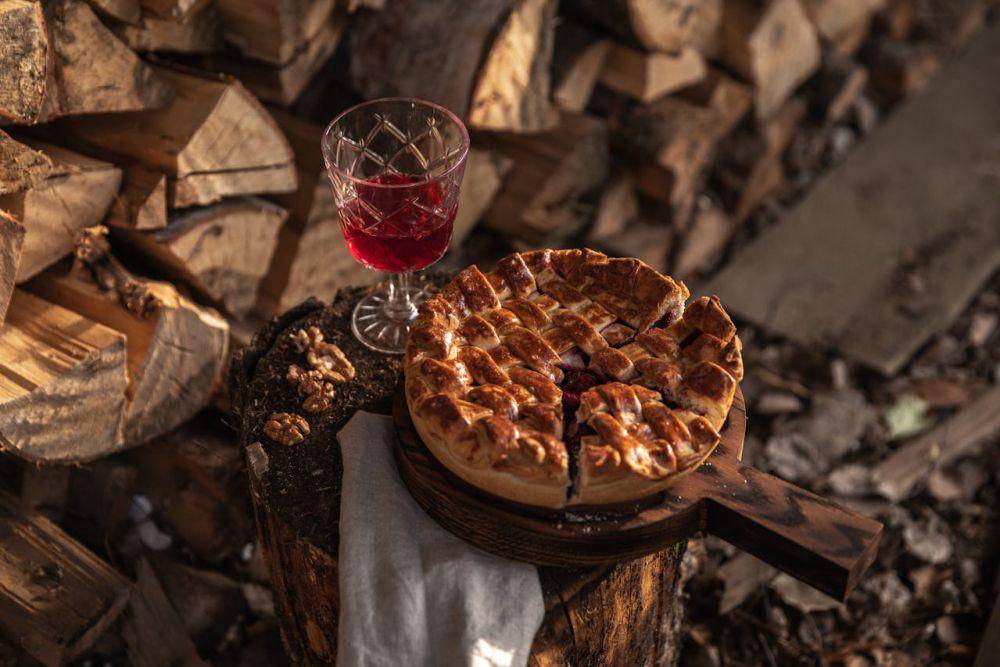 ilustrasi apple pie dan wine (pexels.com/KATRIN BOLOVTSOVA)