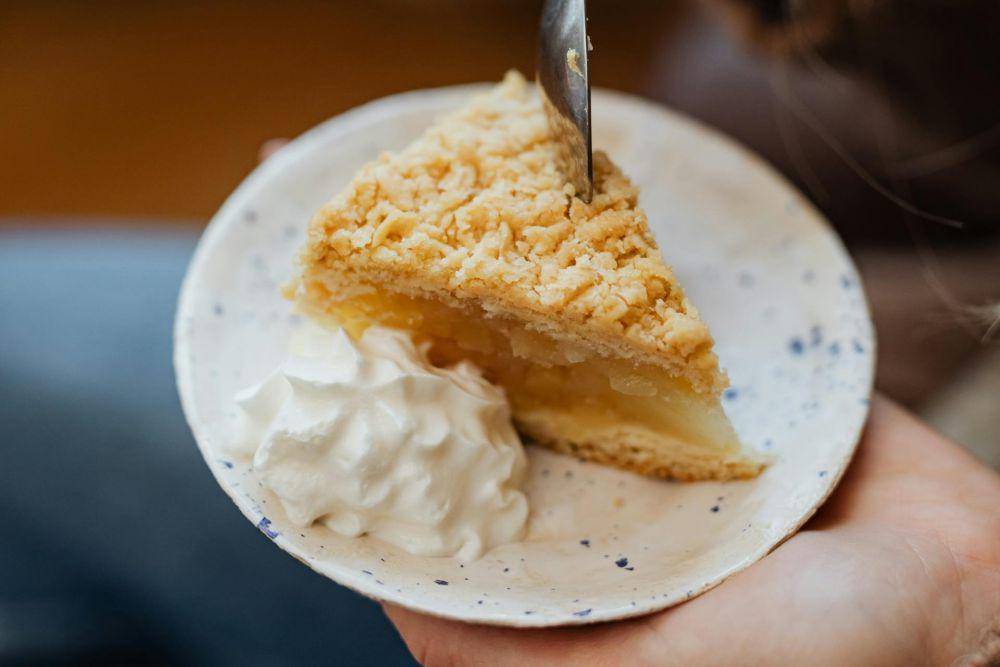 ilustrasi apple pie dan whipping cream (pexels.com/Karolina Kaboompics)