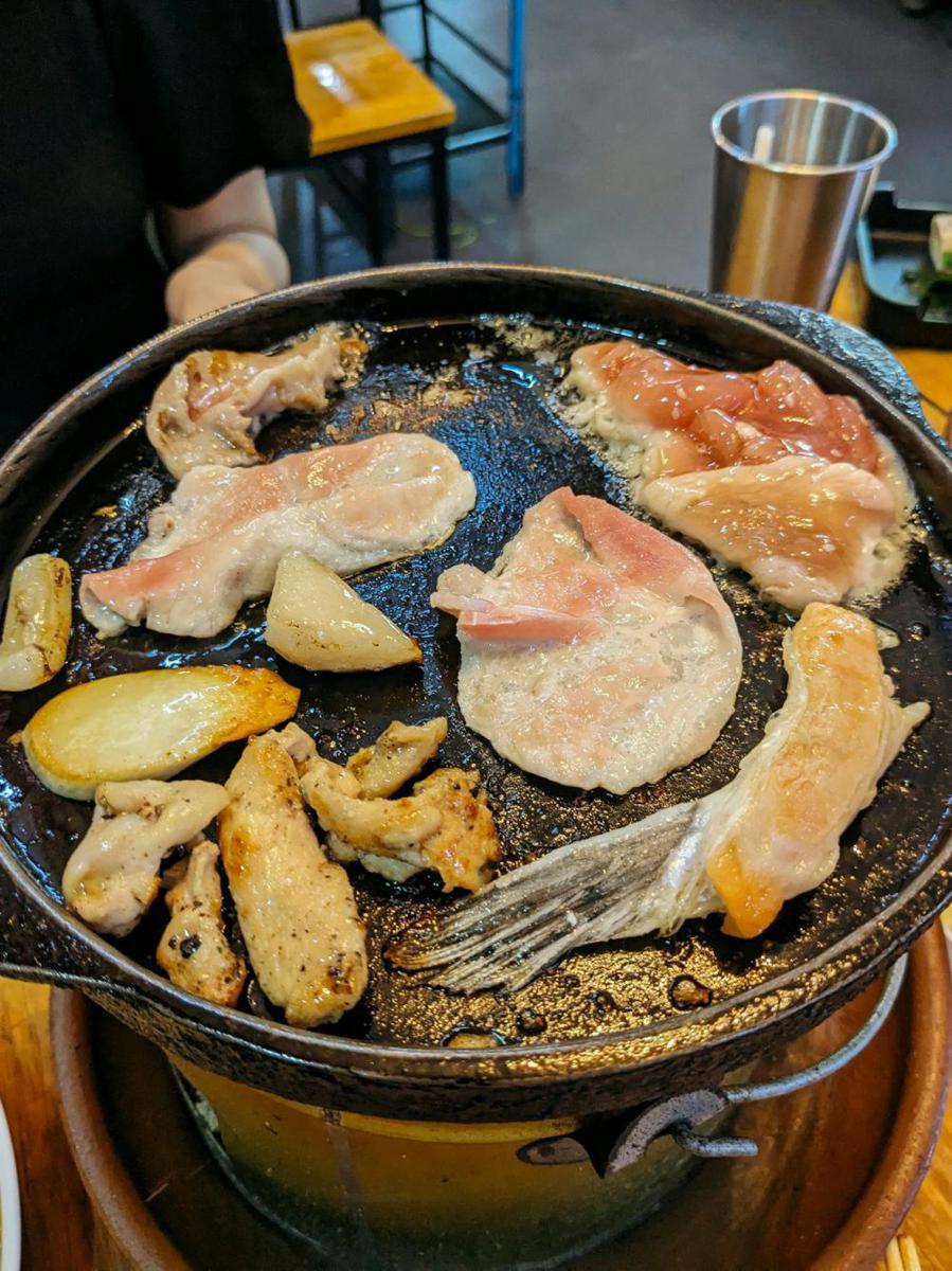 ilustrasi memanggang daging (pexels.com/@markus-winkler-1430818)