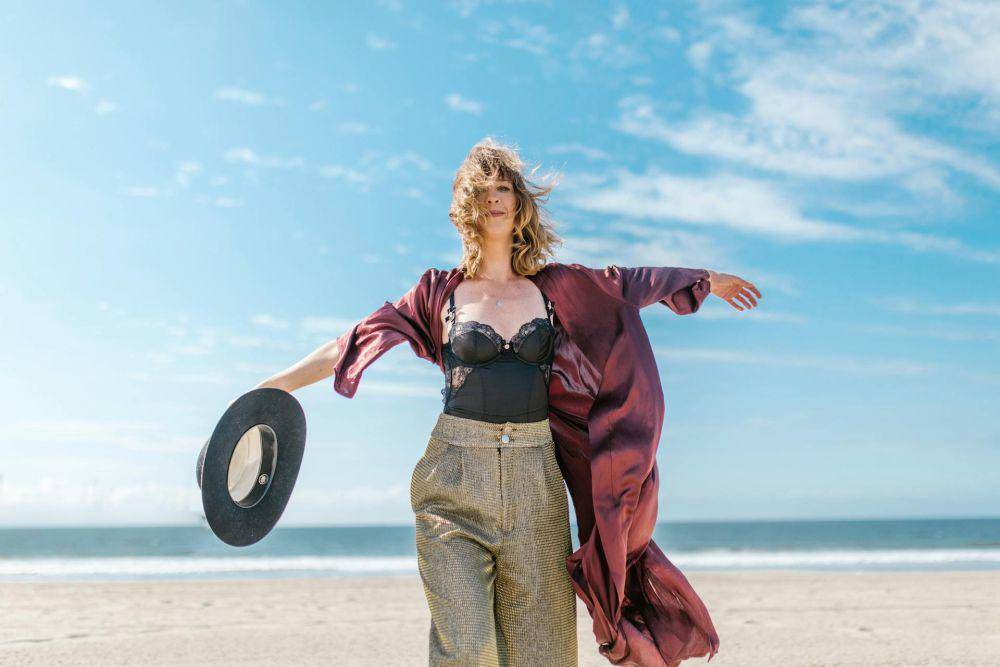 ilustrasi outfit pergi ke pantai (pexels.com/RDNE Stock project)
