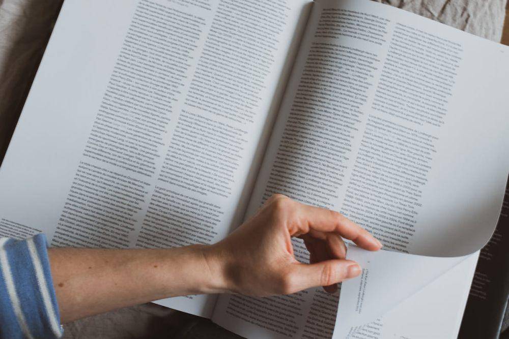 ilustrasi membaca buku untuk dijadikan tinjauan pustaka (pexels.com/ready made)