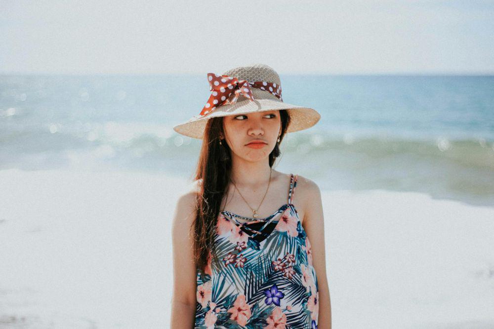 5 Tips Memilih Outfit Pergi ke Pantai, Terapkan Tema Tropical