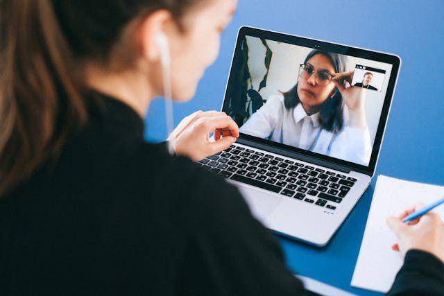 ilustrasi sedang video call (pexels.com/Anna Shvets)