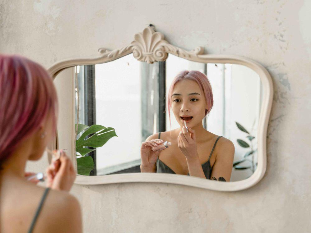 4 Rekomendasi Lip Oil, Bikin Bibir Terlihat Sehat dan Glossy