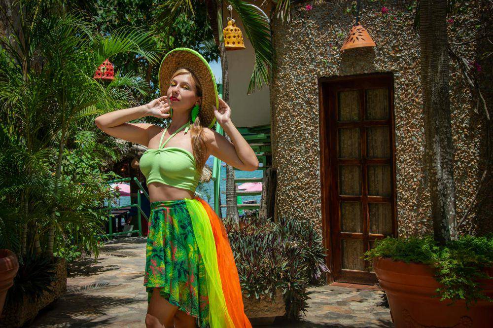 ilustrasi outfit tema tropical (pexels.com/Vika Glitter)