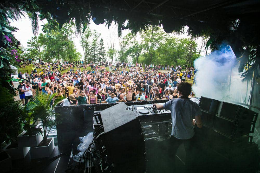 5 Tips Memilih Outfit Konser Outdoor biar Nyaman