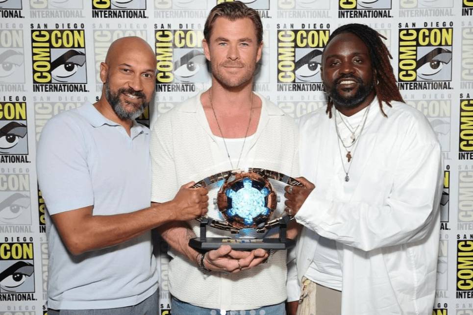 Keegan-Michael Key, Chris Hemsworth, dan Brian Tyree Henry ketika acara San Diego Comic-Con (instagram.com/transformersthemovie)