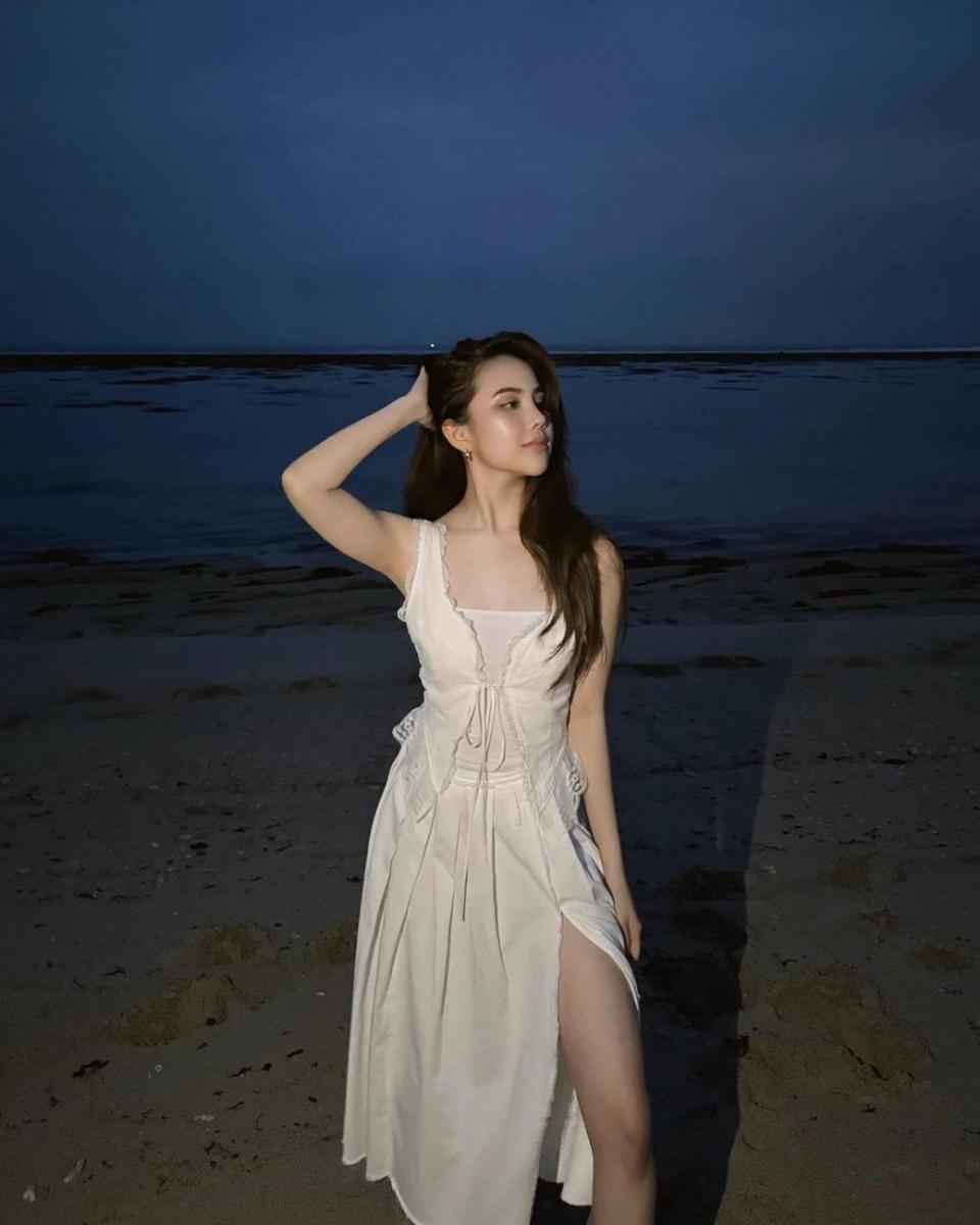 potret Agatha Chelsea di pantai (instagram.com/agatha_chelsea)