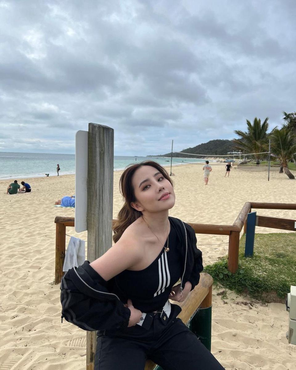 potret Agatha Chelsea di pantai (instagram.com/agatha_chelsea)