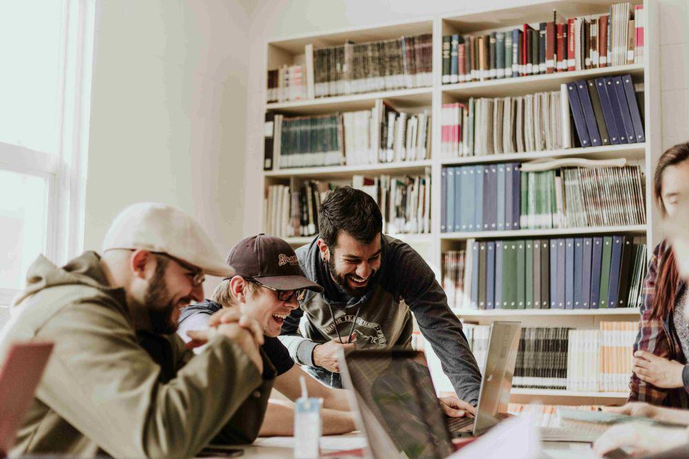 ilustrasi bergosip di kantor (unsplash.com/Priscilla Du Preez)