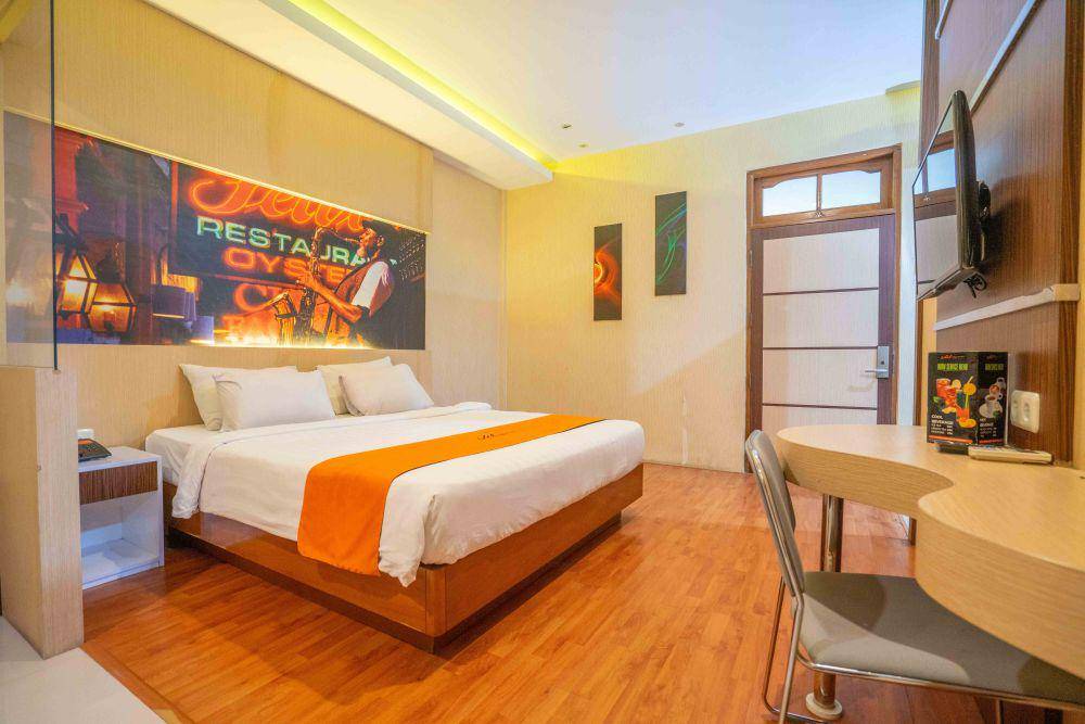 Tipe deluxe room di Votel Kartika Abadi Hotel. (website.com/azanahotel.com)