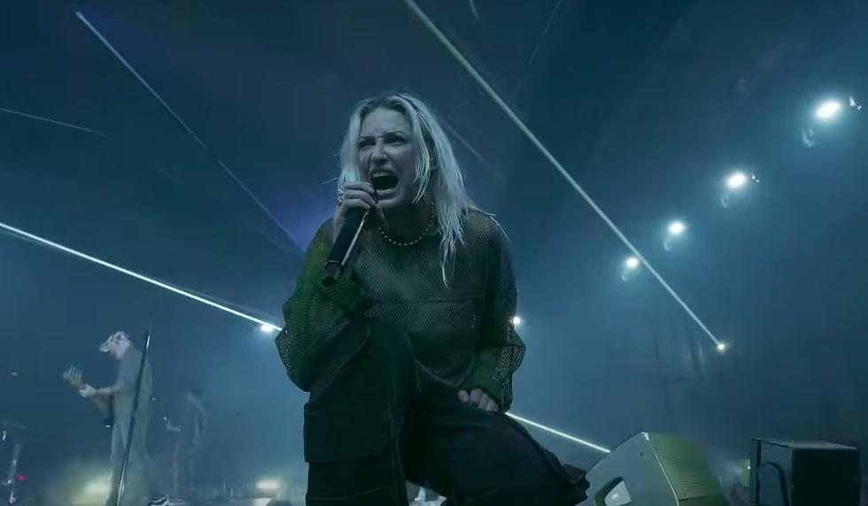 potret Emily Armstrong saat menyanyikan lagu "Numb" bersama Linkin Park (dok. Linkin Park/Numb Live)