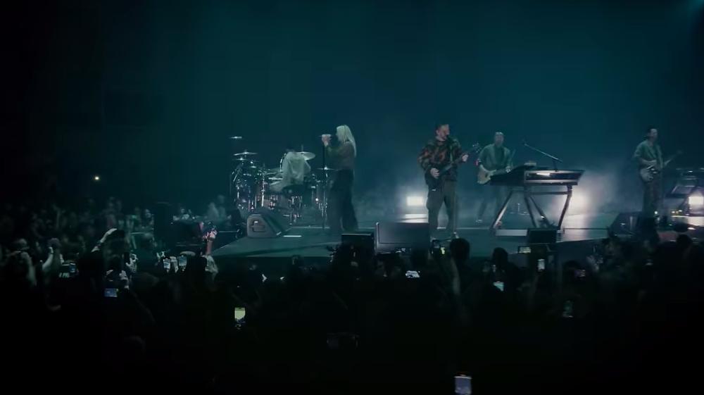 potret Linkin Park saat menyanyikan single terbarunya, "The Emptiness Machine" di Los Angeles (dok. Linkin Park/The Emptiness Machine Live)