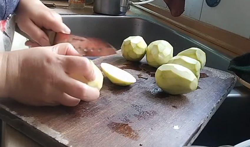 ilustrasi memotong buah mangga (YouTube.com/DAPUR WARSINI)