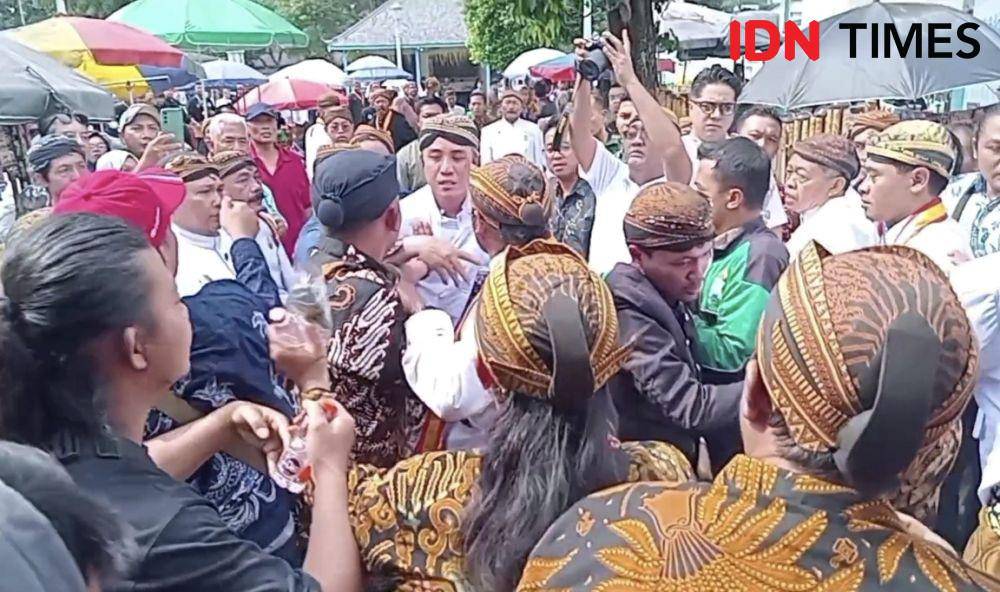 Kejadian perselisihan saat prosesi Gamelan Sekaten Keraton Kasunanan Surakarta. (IDN Times/Larasati Rey)