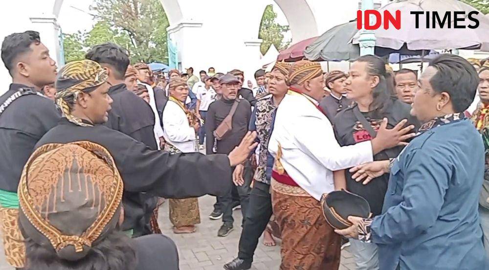 Kejadian perselisihan saat prosesi Gamelan Sekaten Keraton Kasunanan Surakarta. (IDN Times/Larasati Rey)
