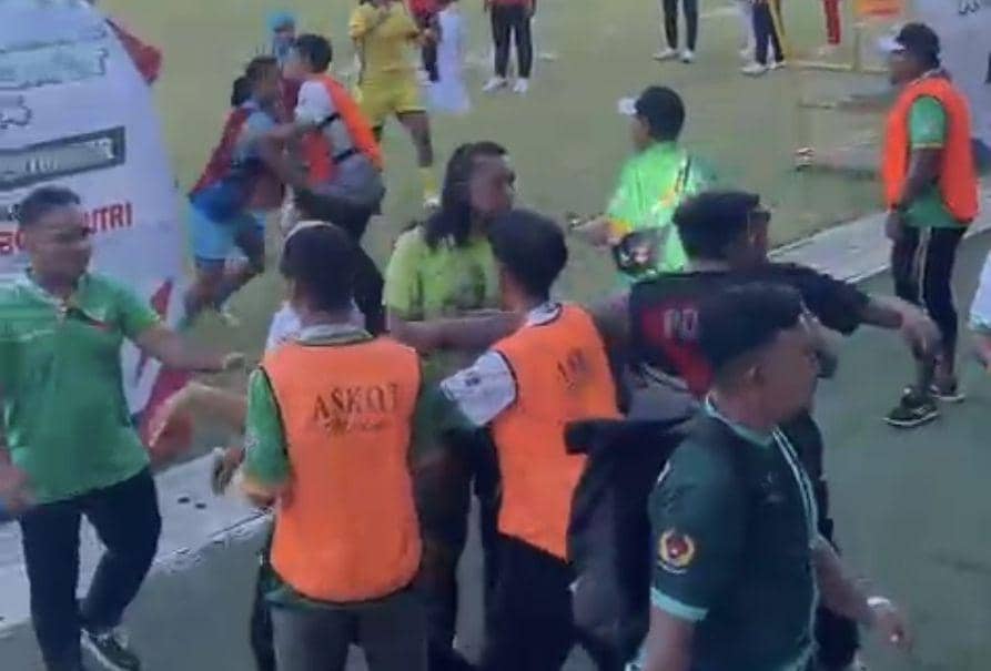 Kericuhan pecah di laga Sumut kontra Babel pada lanjutan sepak bola putri PON 2024 di GOR Futsal Dispora Sumut, Senin (9/9/2024) (dok.istimewa)