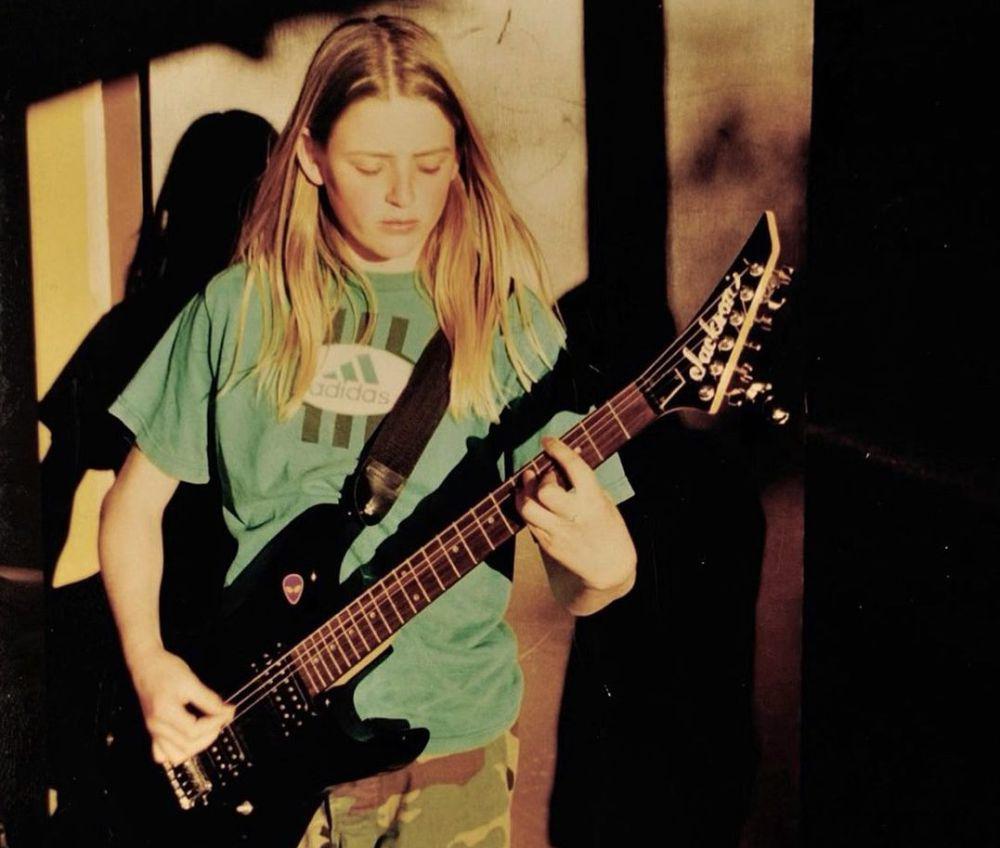 potret jadul Emily Armstrong saat bermain gitar rythm (instagram.com/emilyamstrong)