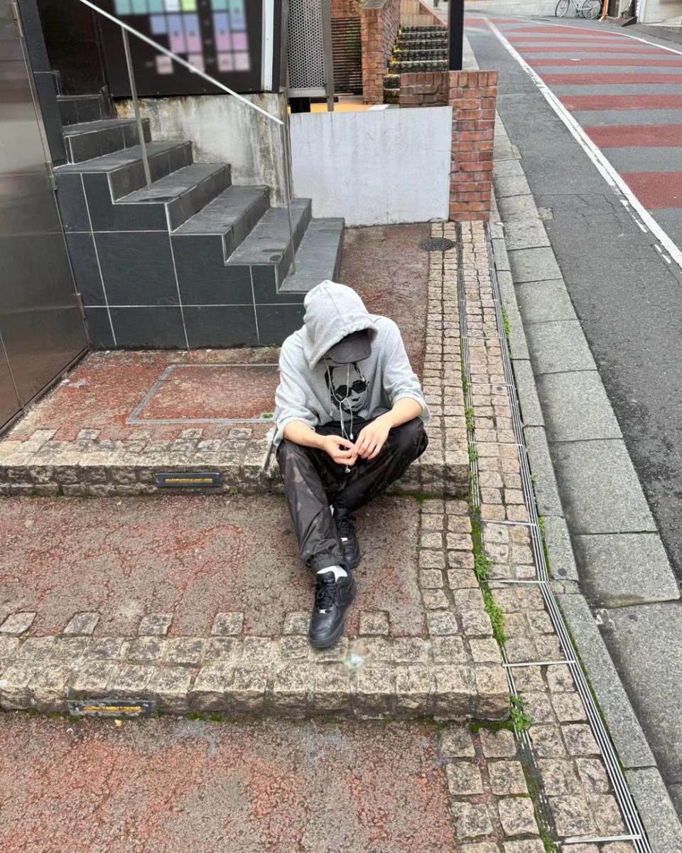 OOTD pakai baseball cap ala Hyunjin Stray Kids (instagram.com/hynjinnnn)