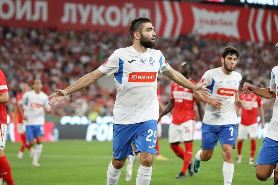 Gamid Agalarov (tengah) berseragam Dynamo Makhachkala. (instagram.com/dinamo_mx)
