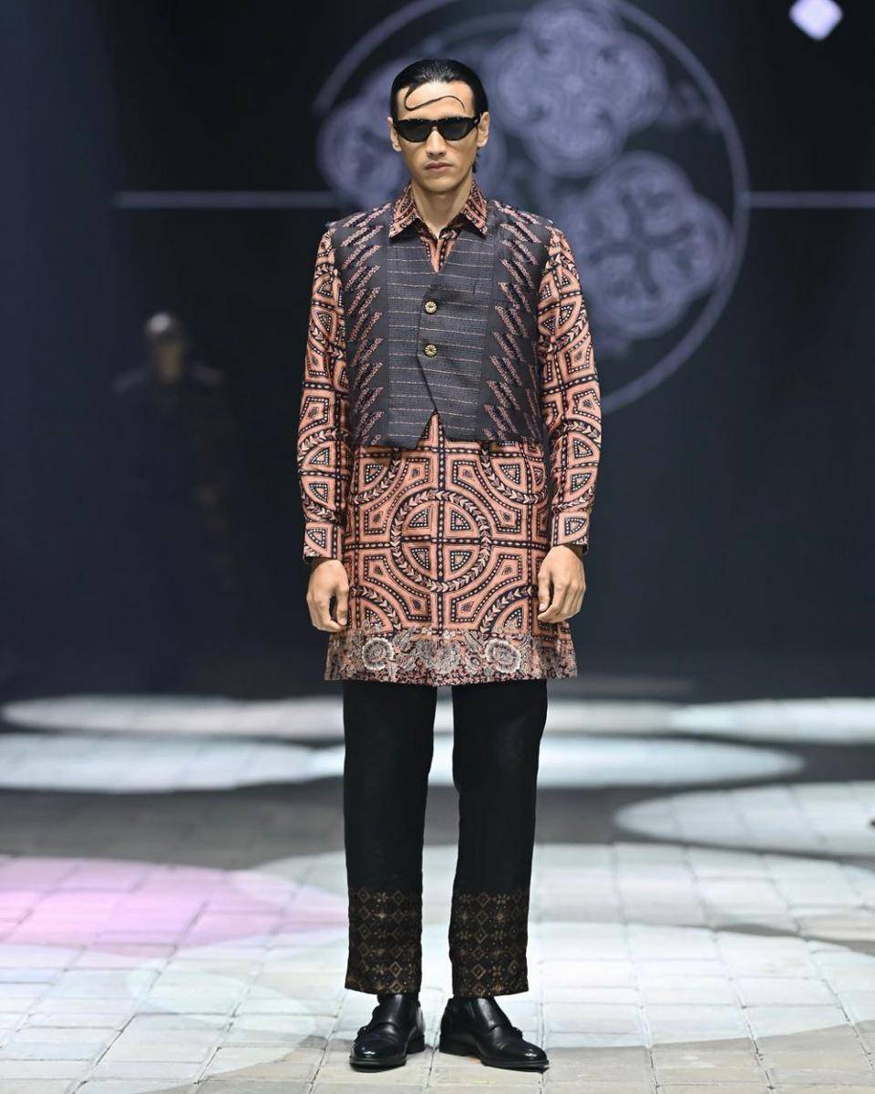 Parang Kencana di Plaza Indonesia Men's Fashion Week (instagram.com/plazaindonesia)