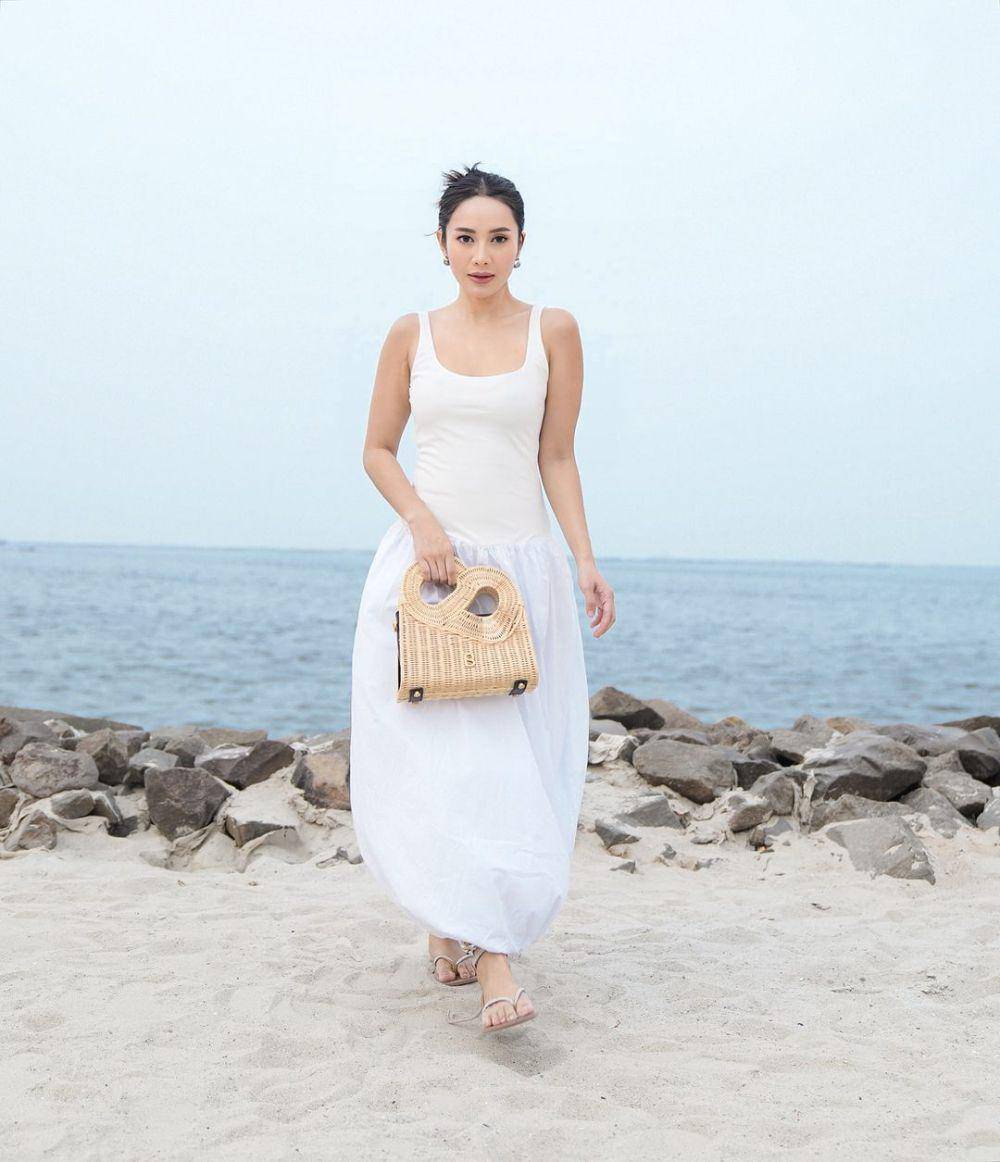 OOTD nuansa putih ala Merdianti Octavia (instagram.com/merdioctav)