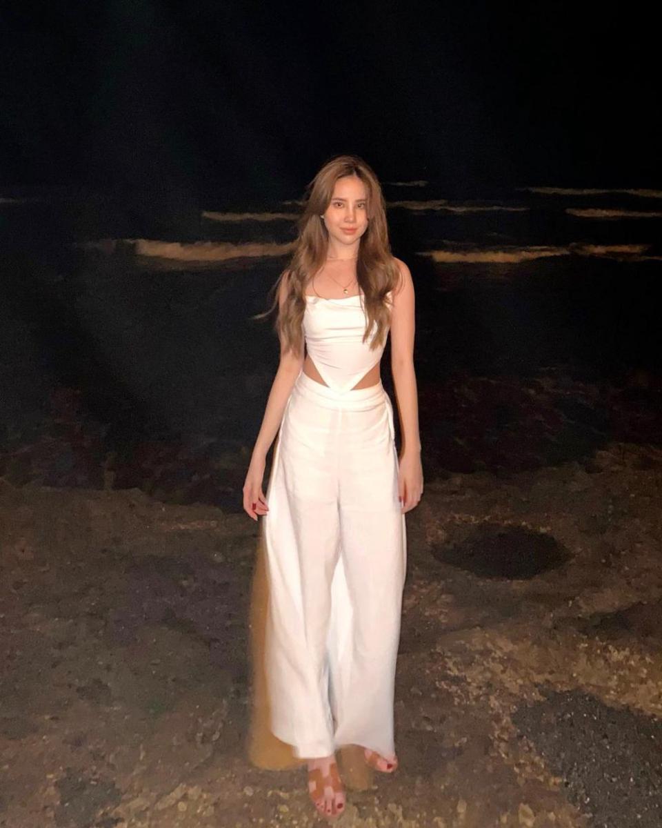 potret Agatha Chelsea di pantai (instagram.com/agatha_chelsea)