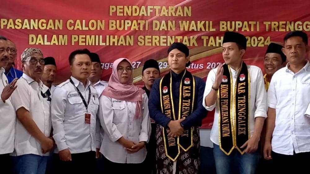 Pasangan petahana saat mendatar ke KPU Trenggalek. IDN Times/ istimewa