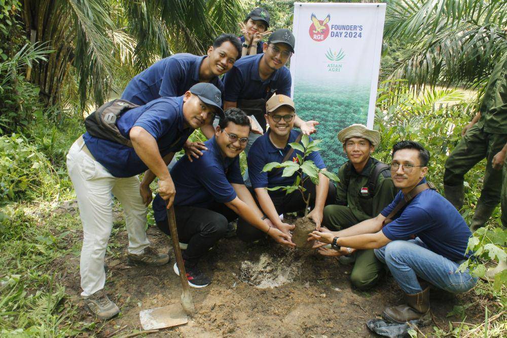 Salah satu unit bisnis Asian Agri, PT Saudara Sejati Luhur (PT SSL) menyemarakkan RGE Founder’s Day 2024, dengan melakukan kegiatan penanaman bibit pohon dan pembersihan sungai di Asahan (Dok. IDN Times)