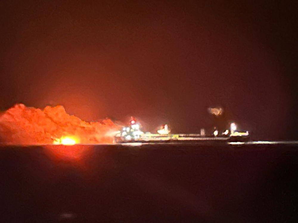 Sebuah kapal nelayan terbakar di perairan Muara Pegah, Kutai Kartanegara, Kalimantan Timur, mengakibatkan satu orang meninggal dunia, sementara tiga lainnya berhasil diselamatkan, Senin (9/9/2024). Foto screen shoot istimewa