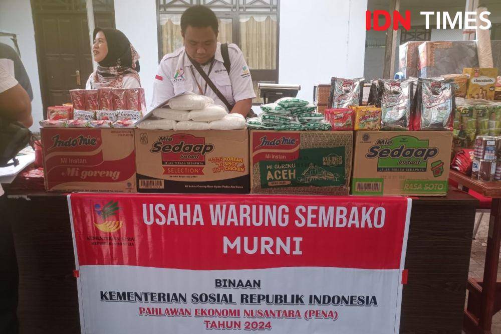 Penyaluran bansos Kemensos. (IDN Times/Dini Suciatiningrum)