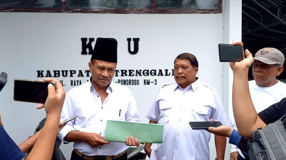 Relawan bumbung kosong saat mendatangi KPU Trenggalek. IDN Times/ istimewa