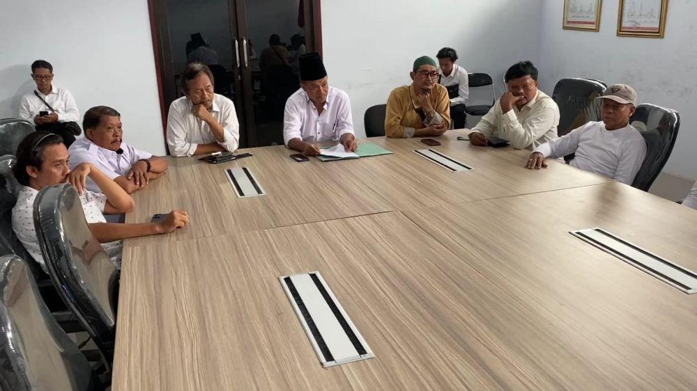 Relawan bumbung kosong saat mendatangi KPU Trenggalek. IDN Times/ istimewa