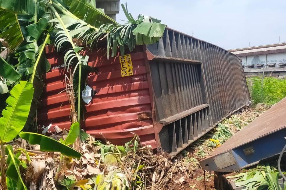 Sebuah truk kontainer terjun dari Tol Cibitung-Cilincing dengan ketinggian 15 meter pada Senin (9/9/2024) pukul 09.30 WIB. (dok. IDN Times/Istimewa)