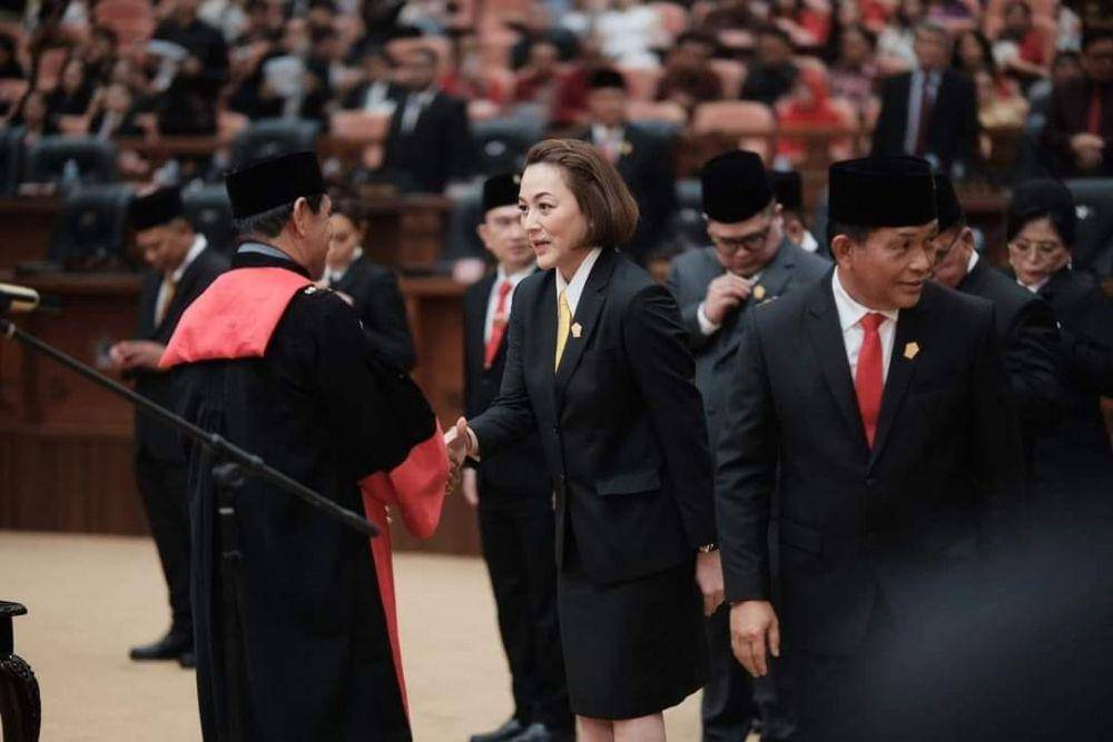 Michaela Paruntu dilantik sebagai Pimpinan sementara DPRD Sulawesi Utara, Senin (9/9/2024). Dok. Istimewa