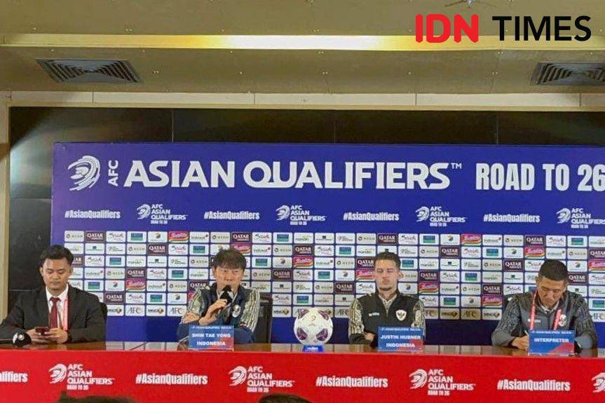 Pelatih Timnas Indonesia, Shin Tae Yong dan bek Timnas Indonesia, Justin Hubner dalam jumpa pers jelang melawan Australia di SUGBK, Senin (9/9/2024). (IDN Times/Tino)