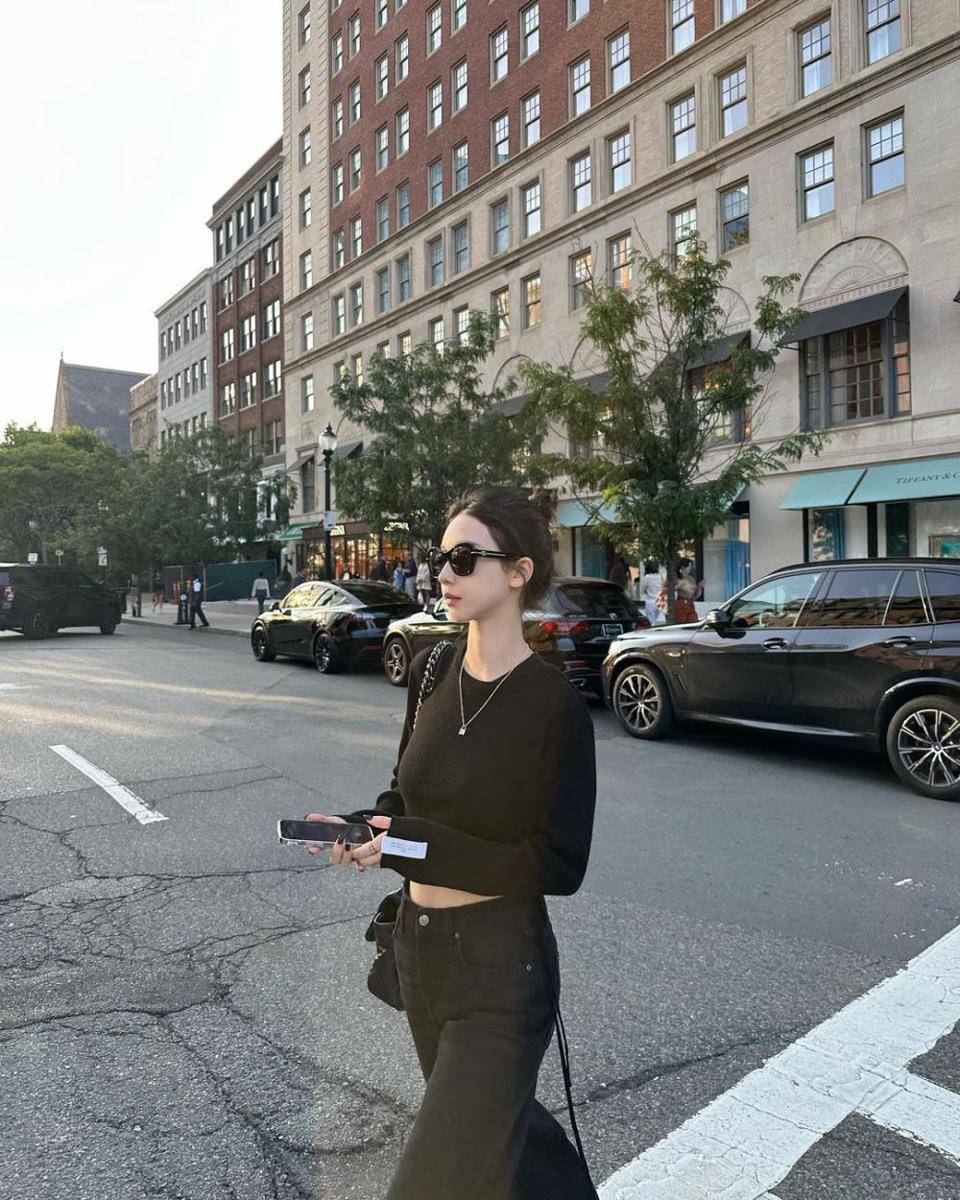gaya street style ala Karina aespa (instagram.com/katarinabluu)