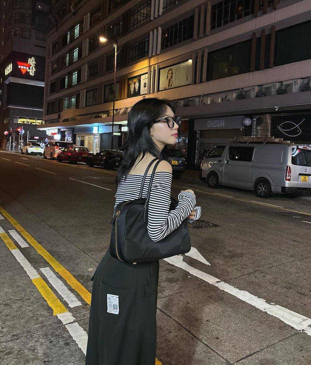 gaya street style ala Karina aespa (instagram.com/katarinabluu)