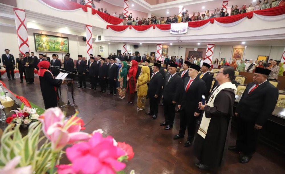Pelantikan anggota DPRD Kota Batu Periode 2024-2029. (Instagram/prokopim_kwb)