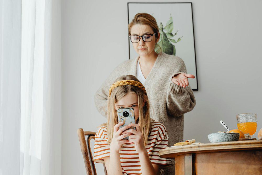 Ilustrasi hubungan ibu dan anak jadi renggang (pexels.com/Karolina Kaboompics)