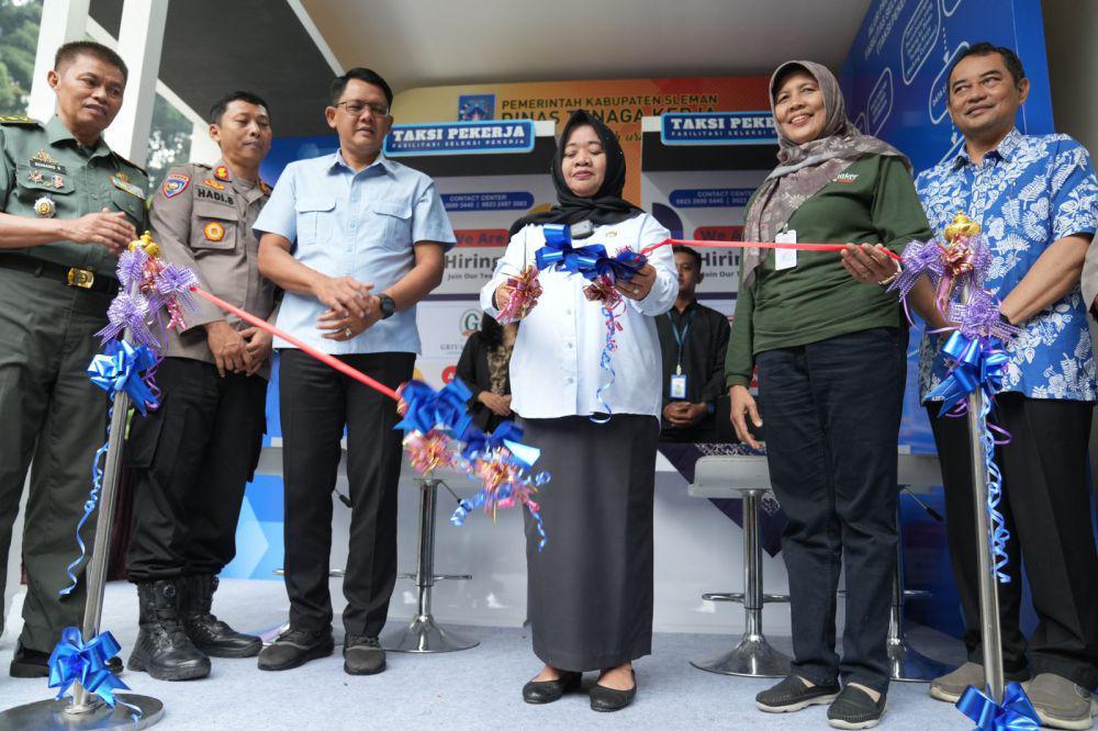 Pemkab Sleman meluncurkan Taksi Pekerja Disnaker di Omah Jadah Kaliurang, Pakem, Selasa (10/9/2024). (Dokumentasi Pemkab Sleman)