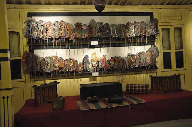 Ada juga koleksi wayang yang mengagumkan (www.maskandpuppets.com)