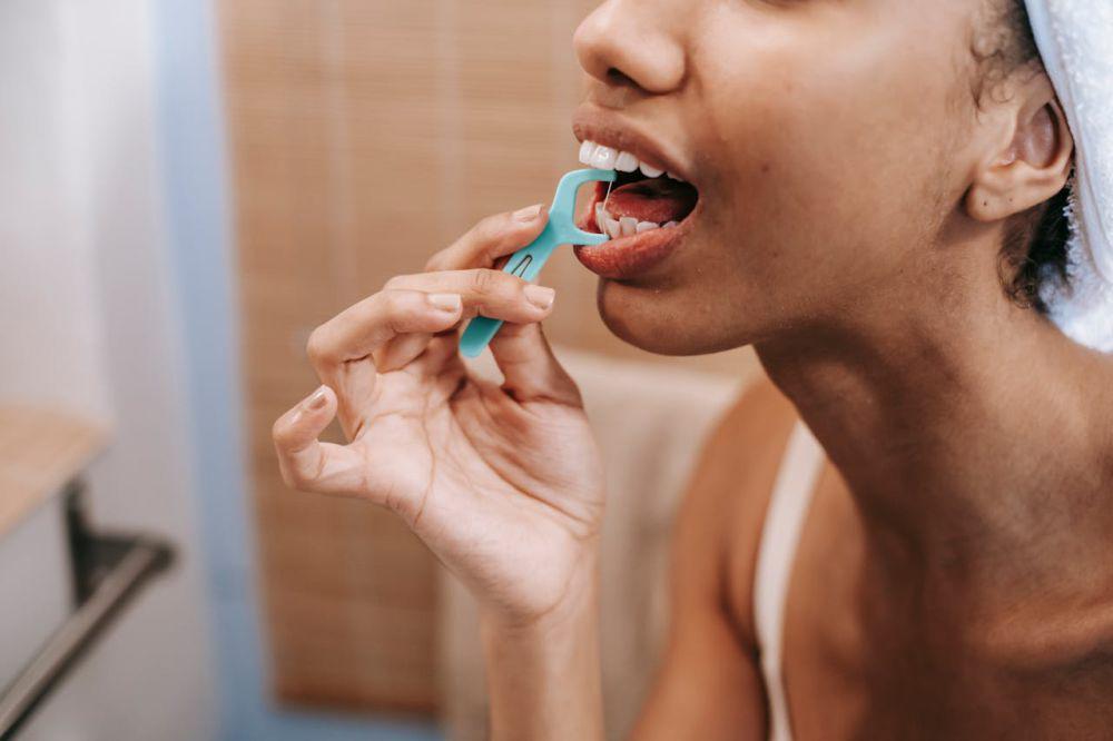 11 Penyebab Gusi Berdarah saat Flossing