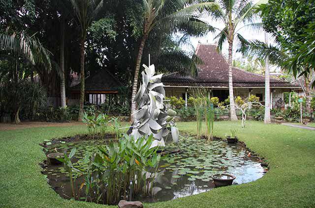 Dikelilingi dengan taman yang rindang dan sejuk (www.maskandpuppets.com)